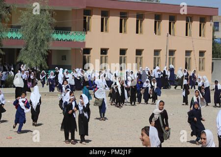 Helmand, Afghanistan. Xvii Sep, 2018. Studentesse afghane si riuniscono di fronte ad una scuola locale in Lashkar Gah città, provincia di Helmand, Afghanistan, Sett. 17, 2018. Quasi dieci milioni di bambini afgani con circa quaranta per cento di loro ragazze frequentare in alcuni 15.000 le scuole di tutto il paese dilaniato dalla guerra, mentre circa 3 milioni e mezzo di bambini in età scolare non hanno accesso alle scuole a causa di povertà, barriere tradizionali e i problemi di sicurezza. Credito: Abdul Aziz Safdari/Xinhua/Alamy Live News Foto Stock