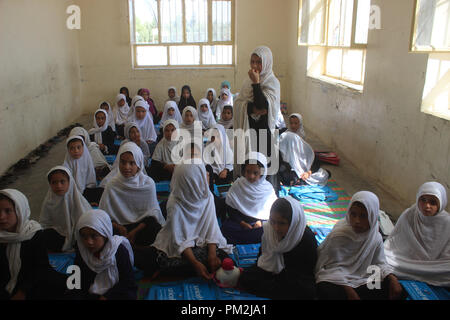 Helmand, Afghanistan. Xvii Sep, 2018. Afghan studentesse frequentare un corso presso una scuola locale in Lashkar Gah città, provincia di Helmand, Afghanistan, Sett. 17, 2018. Quasi dieci milioni di bambini afgani con circa quaranta per cento di loro ragazze frequentare in alcuni 15.000 le scuole di tutto il paese dilaniato dalla guerra, mentre circa 3 milioni e mezzo di bambini in età scolare non hanno accesso alle scuole a causa di povertà, barriere tradizionali e i problemi di sicurezza. Credito: Abdul Aziz Safdari/Xinhua/Alamy Live News Foto Stock