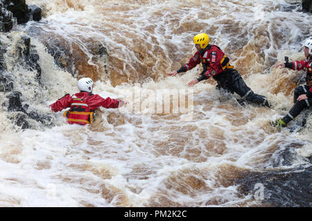 Bassa forza, Fiume Tees, Teesdale, County Durham, Regno Unito. Lunedì 17 settembre 2018. Membri della Contea di Durham e Darlington Fuoco e servizio di salvataggio per entrare in alcuni Swift acqua salvataggio di formazione sul Fiume Tees oggi. Con Storm Helena dovuto colpire l'area stasera lo sviluppo di tali competenze è una parte essenziale della loro formazione. Credito: David Forster/Alamy Live News Foto Stock