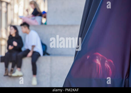 Londra, Regno Unito. Xvii Settembre 2018. Sotto si avvolge in attesa della sua presentazione domani - Alimentazione del Lions dell'artista e designer es Devlin in Trafalgar Square. Come parte del London Design Festival è una nuova scultura interattiva che incorpora la macchina di apprendimento e di esplorare i parametri di progettazione e IA. Ne consegue un anno di collaborazione con Google Arte & Cultura. Credito: Guy Bell/Alamy Live News Foto Stock