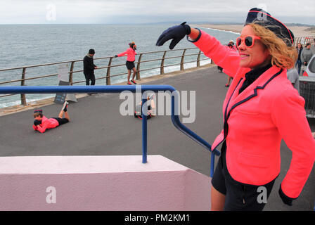 Portland. Xvii Settembre 2018. Miss High Leg Kick "Portland Promettes' combinare danza, musica, commedia & generale "howing off' in corrispondenza di varie posizioni sull'isola, tra cui Portland Bill Credito: stuart fretwell/Alamy Live News Foto Stock