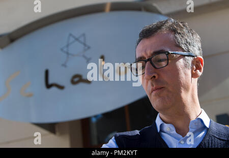 Chemnitz, in Sassonia. Xvi Sep, 2018. Cem Ozdemir, membro del Bundestag per Alliance 90/verdi, visitando il ristorante ebraico 'Schalom' a Chemnitz. Dopo un anti-semita attentato al ristorante alla fine di agosto, Ozdemir organizzato una cena di solidarietà con l'ospite contro l'antisemitismo. Credito: Hendrik Schmidt/dpa-Zentralbild/dpa/Alamy Live News Foto Stock