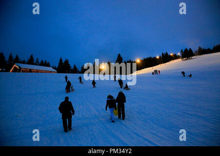 Popolo tedesco fare sci a Ruhestein Skilift, un luogo ideale per lo sport invernale nella Foresta Nera. Ruhestein Schänke, L401, Baiersbronn, Germania Foto Stock