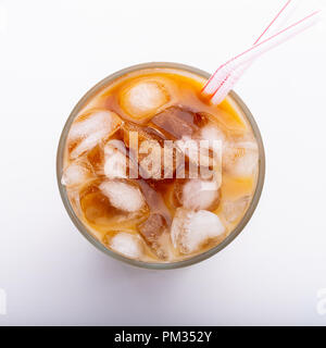 Latte macchiato di ghiaccio top view close up su sfondo bianco e i tracciati di ritaglio. Foto Stock