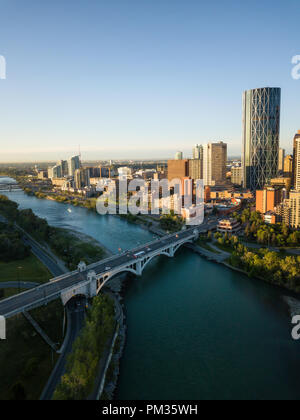Vista aerea di un bellissimo paesaggio urbano moderno durante una vibrante sunny sunrise. Prese nel centro cittadino di Calgary, Alberta, Canada. Foto Stock