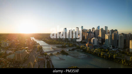 Antenna vista panoramica di un bellissimo paesaggio urbano moderno durante una vibrante sunny sunrise. Prese nel centro cittadino di Calgary, Alberta, Canada. Foto Stock