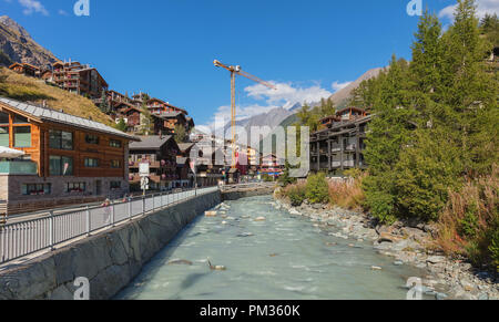 Zermatt, Svizzera - 15 Settembre 2018: vista lungo il fiume Mattervispa nella città di Zermatt. Zermatt è un comune nel cantone svizzero di W Foto Stock