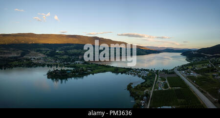 Antenna vista panoramica di una piccola cittadina, Oyama, durante una vibrante estate tramonto. Situato nei pressi di Kelowna e Vernon, BC, Canada. Foto Stock