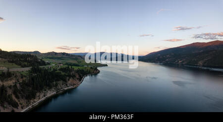 Antenna vista panoramica del lago Kalamalka durante una vibrante estate tramonto. Situato nei pressi di Kelowna e Vernon, BC, Canada. Foto Stock