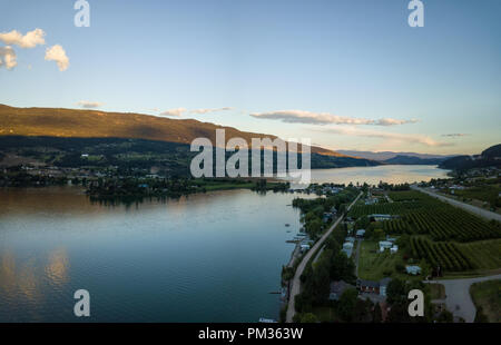 Antenna vista panoramica di una piccola cittadina, Oyama, durante una vibrante estate tramonto. Situato nei pressi di Kelowna e Vernon, BC, Canada. Foto Stock