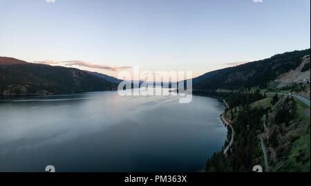 Antenna vista panoramica del lago Kalamalka durante una vibrante estate tramonto. Situato nei pressi di Kelowna e Vernon, BC, Canada. Foto Stock