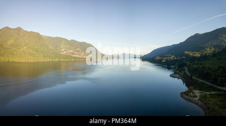 Vista aerea di una piccola città, Porto Alice, durante una soleggiata estate sunrise. Situato nella parte nord di Isola di Vancouver, BC, Canada. Foto Stock