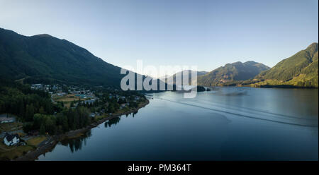 Vista aerea di una piccola città, Porto Alice, durante una soleggiata estate sunrise. Situato nella parte nord di Isola di Vancouver, BC, Canada. Foto Stock