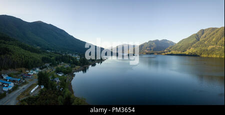 Vista aerea di una piccola città, Porto Alice, durante una soleggiata estate sunrise. Situato nella parte nord di Isola di Vancouver, BC, Canada. Foto Stock