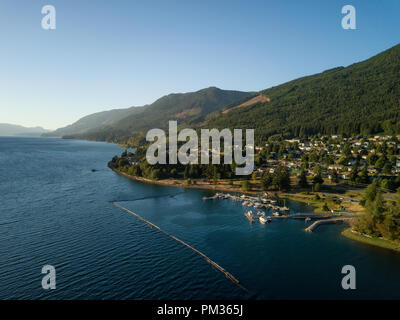 Vista aerea di una piccola città, Porto Alice, durante una bella giornata di sole al tramonto d'estate. Situato nella parte nord di Isola di Vancouver, BC, Canada. Foto Stock