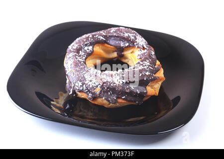 In casa polacchi tradizionali ciambelle dolci sulla piastra nera isolati su sfondo bianco. Foto Stock