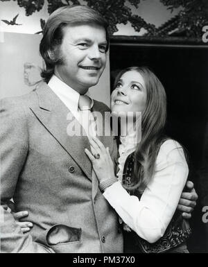 Natalie legno con il marito Robert Wagner 1972. Riferimento al file # 1111 008THA Foto Stock