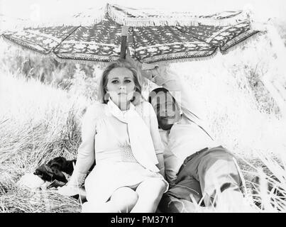 Faye Dunaway e Marcello Mastroianni sul set di "amanti" (AKA un luogo per gli amanti) 1968 MGM Riferimento File # 1112 007THA Foto Stock