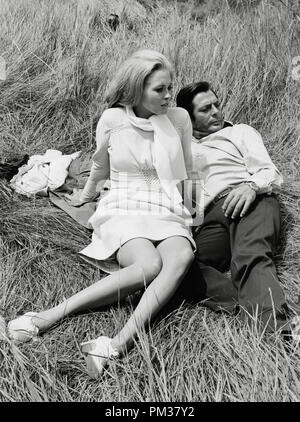 Faye Dunaway e Marcello Mastroianni sul set di "amanti" (AKA un luogo per gli amanti) 1968 MGM Riferimento File # 1112 008THA Foto Stock