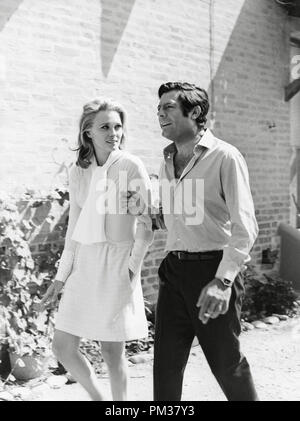 Faye Dunaway e Marcello Mastroianni sul set di "amanti" (AKA un luogo per gli amanti) 1968 MGM Riferimento File # 1112 009 THA Foto Stock