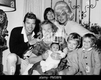 Jayne Mansfield, marito Mickey Hargitay e famiglia, circa 1964 © CCR /Hollywood Archivio - Tutti i diritti riservati Riferimento File # 1198 0,35 THA Foto Stock