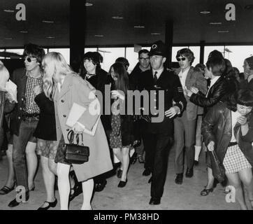 Keith Richards e Mick Jagger, dei Rolling Stones, circondato dai fan all'Aeroporto di Londra, giugno 1966. Riferimento al file # 1209 015THA Foto Stock