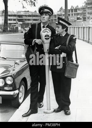 Peter Cook e Dudley Moore durante una pausa nelle riprese "Bedazzled', luglio 1967. Riferimento al file # 1233 001THA © CCR /Hollywood Archivio - Tutti i diritti riservati Foto Stock