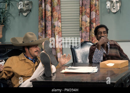 Sammy Davis Jr. e Dan Rowan su Rowan & Martin's Laugh-In, circa 1970. Riferimento al file # 1271 018THA © CCR /Hollywood Archivio - Tutti i diritti riservati Foto Stock