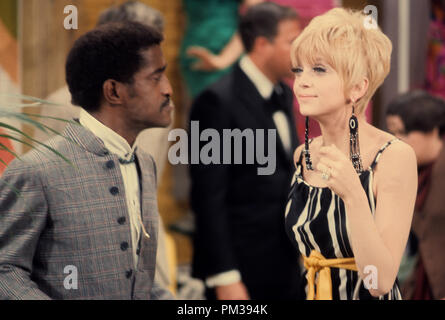 Sammy Davis Jr. e Goldie Hawn su Rowan & Martin's Laugh-In, circa 1970. Riferimento al file # 1271 020THA © CCR /Hollywood Archivio - Tutti i diritti riservati Foto Stock