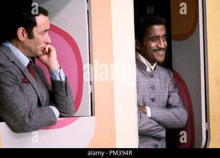 Sammy Davis Jr. e Joey Bishop su Rowan & Martin's Laugh-In, circa 1968. Riferimento al file # 1271 023THA © CCR /Hollywood Archivio - Tutti i diritti riservati Foto Stock