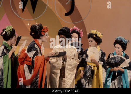 Sammy Davis Jr. e Jo Anne Worley su Rowan & Martin's Laugh-In, circa 1970. Riferimento al file # 1271 024THA © CCR /Hollywood Archivio - Tutti i diritti riservati Foto Stock