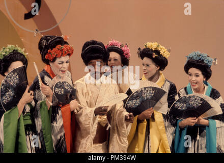 Sammy Davis Jr. e Jo Anne Worley su Rowan & Martin's Laugh-In, circa 1970. Riferimento al file # 1271 025THA © CCR /Hollywood Archivio - Tutti i diritti riservati Foto Stock