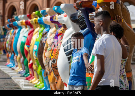 RIGA, Lettonia - 31 luglio 2018: United Buddy Bears mostra. Città di residenti e turisti stanno guardando e fotografando la mostra presso il vecchio di Foto Stock