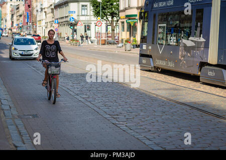 RIGA, Lettonia - 31 luglio 2018: una donna con un giro in bicicletta lungo la pista ciclabile. Foto Stock