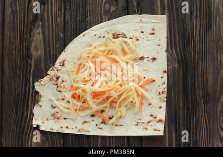 Lavash e il cavolo per rendere Shawarma fatti in casa Foto Stock