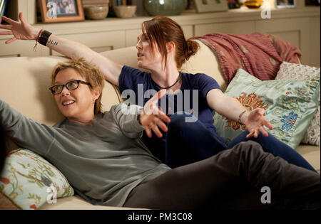 Annette Bening (sinistra) e Julianne Moore (destra) stella come Nic e Jules in Lisa Cholodenko i figli sono tutti a destra, un Focus Features release. Foto Stock