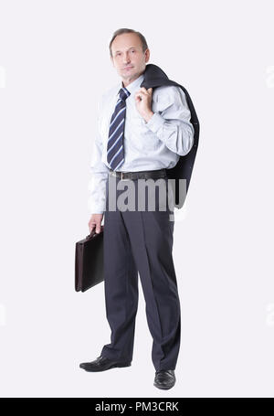 Uomo con una cartella in pelle tenendo una camicia al di sopra del suo shoulde. isolato su sfondo bianco. Foto Stock
