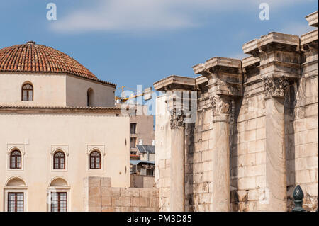Biblioteca di Adriano (destra) situata nell'angolo nord dell'Antica Agorà di Atene. Imperatore romano Adriano costruita la libreria in ANNUNCIO 132. Foto Stock