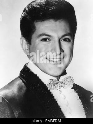 Studio Publicity Still: 'When the Boys Meet the Girls' Liberace 1965 MGM file Reference # 30732 1083THA Foto Stock