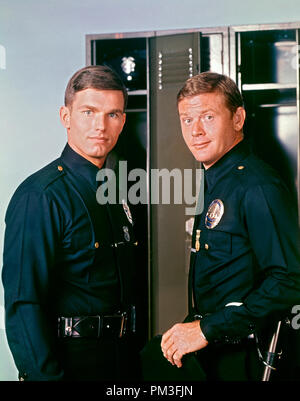 Studio Pubblicità ancora: 'Adam-12' Kent McCord, Martin Milner circa 1968 Riferimento File # 30732 1206THA Foto Stock