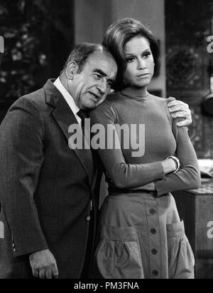 Studio Pubblicità ancora: 'Mary Tyler Moore" Mary Tyler Moore, Edward Asner circa nei primi anni settanta Riferimento File # 30732 1277THA Foto Stock