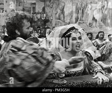 Elizabeth Taylor e Richard Burton,''La bisbetica domata' 1966 Riferimento File # 30732 428THA Foto Stock