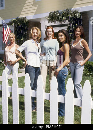 Film still da 'Desperate casalinghe' Nicolette Sheridan, Felicity Huffman Teri Hatcher, Marcia Cross, Eva Longoria © 2004 Touchstone Riferimento File # 30735739THA per solo uso editoriale - Tutti i diritti riservati Foto Stock