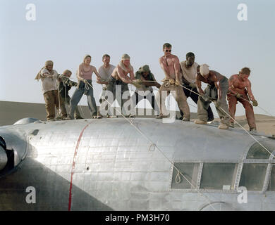 Film still da 'volo di Phoenix' Jacob Vargas, Giovanni Ribisi, Miranda Otto, Hugh Laurie, Scott Michael Campbell, Kevork Malikyan, Dennis Quaid, Tyrese Gibson, Kirk Jones, Tony Curran © 2004 Twentieth Century Fox Photo credit: Egon Endrenyi Riferimento File # 30735910THA per solo uso editoriale - Tutti i diritti riservati Foto Stock