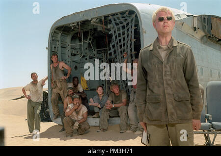 Film still da 'volo di Phoenix' Giovanni Ribisi (in primo piano), Hugh Laurie, Dennis Quaid, Tyrese Gibson, Kevork Malikyan, Jacob Vargas, Miranda Otto, Scott Michael Campbell, Kirk Jones © 2004 Twentieth Century Fox Photo credit: Egon Endrenyi Riferimento File # 30735911THA per solo uso editoriale - Tutti i diritti riservati Foto Stock