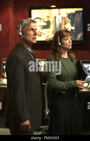 Film still / Pubblicità ancora da "Navy NCIS: Penale navale servizio investigativo' (episodio: sotto i coperchi) Mark Harmon, Lauren Holly 2005 Photo credit: Monty Brinton Riferimento File # 307361060THA per solo uso editoriale - Tutti i diritti riservati Foto Stock