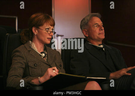 Film still / Pubblicità ancora da "Navy NCIS: Penale navale servizio investigativo' (episodio: sotto i coperchi) Lauren Holly, Mark Harmon 2005 Photo credit: Monty Brinton Riferimento File # 307361062THA per solo uso editoriale - Tutti i diritti riservati Foto Stock