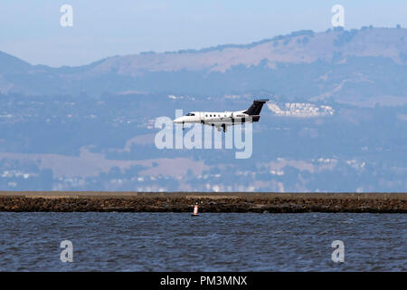 Embraer Phenom 300 (N361FX) in atterraggio all'Aeroporto Internazionale di San Francisco (KSFO), San Francisco, California, Stati Uniti d'America Foto Stock