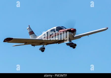 Piper PA-28-180 Cherokee (N55792) sull approccio al Palo Alto Aeroporto (KPAO), Palo Alto, California, Stati Uniti d'America Foto Stock