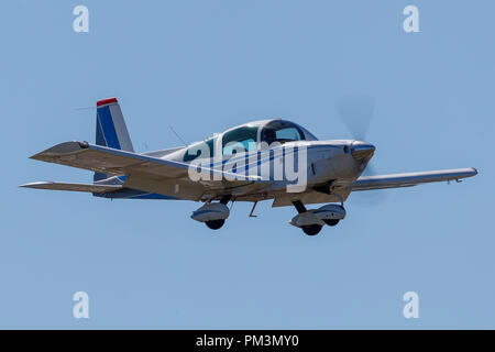 Grumman American AA-5B Tiger (N74400) sull approccio al Palo Alto Aeroporto (KPAO), Palo Alto, California, Stati Uniti d'America Foto Stock